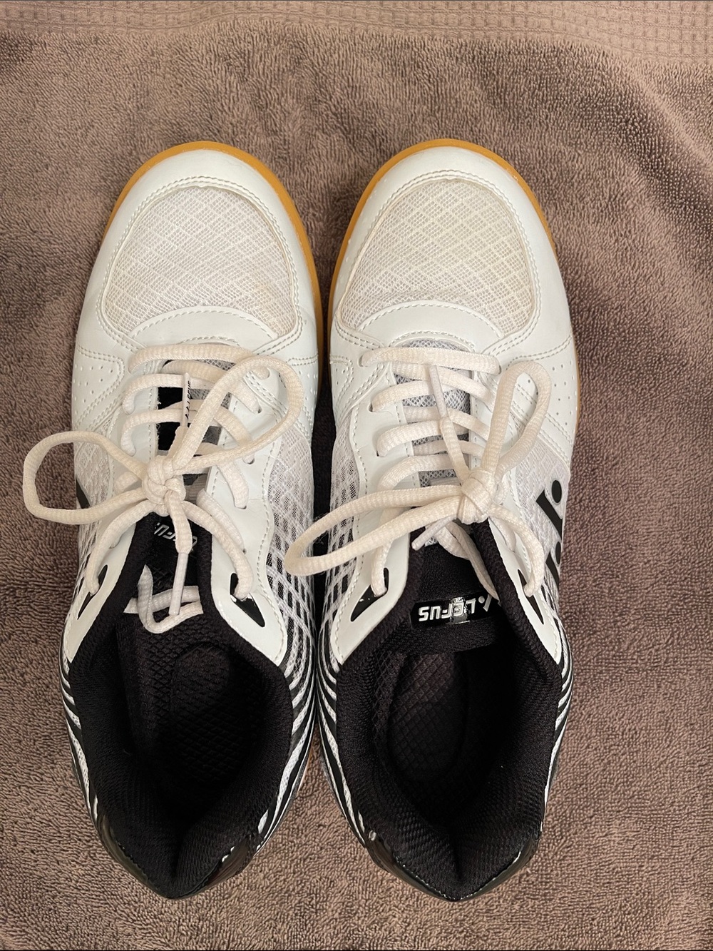 White and Black Men's 6.5/Women’s 8 Court Shoes with Gum Sole